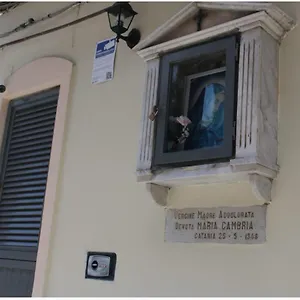 https://la-casetta-al-centro.catania-hotels.net